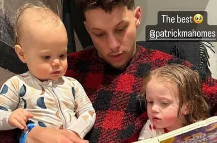 In a heartwarming display of family love, Brittany Mahomes recently shared a precious moment of NFL star Patrick and his children, Sterling and Bronze. brags about what her husband does in the evenings