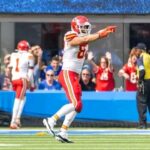 OMG! WATCH: Travis Kelce Pointing and Running Off the Field to Taylor Swift as He Screams “THAT’S MY WOMAN!” After Chiefs’ Tough Win Over Jaguars — The Lovers Seen Kissing and Romancing on the Field Until They Fell Down. WATCH VIDEO