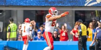 OMG! WATCH: Travis Kelce Pointing and Running Off the Field to Taylor Swift as He Screams “THAT’S MY WOMAN!” After Chiefs’ Tough Win Over Jaguars — The Lovers Seen Kissing and Romancing on the Field Until They Fell Down. WATCH VIDEO