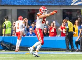 OMG! WATCH: Travis Kelce Pointing and Running Off the Field to Taylor Swift as He Screams “THAT’S MY WOMAN!” After Chiefs’ Tough Win Over Jaguars — The Lovers Seen Kissing and Romancing on the Field Until They Fell Down. WATCH VIDEO