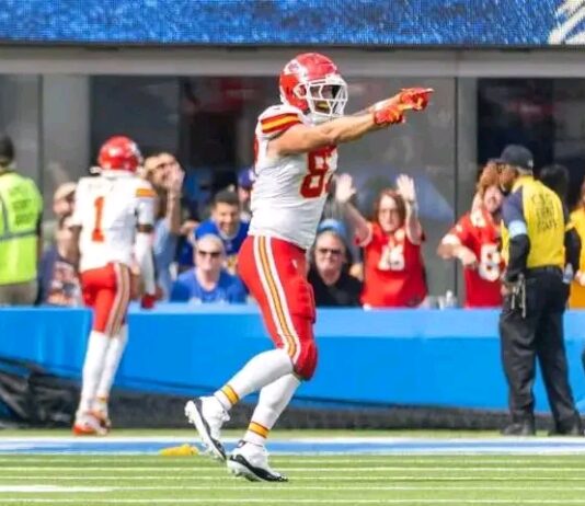 OMG! WATCH: Travis Kelce Pointing and Running Off the Field to Taylor Swift as He Screams “THAT’S MY WOMAN!” After Chiefs’ Tough Win Over Jaguars — The Lovers Seen Kissing and Romancing on the Field Until They Fell Down. WATCH VIDEO