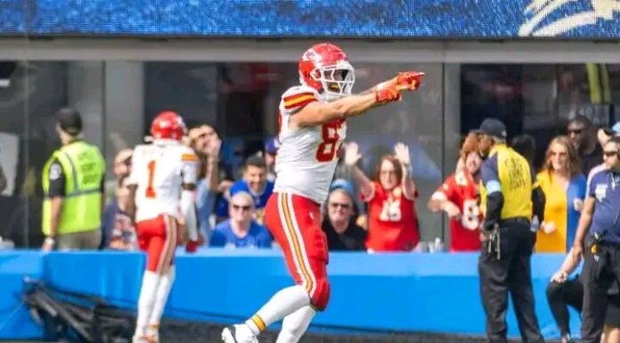 OMG! WATCH: Travis Kelce Pointing and Running Off the Field to Taylor Swift as He Screams “THAT’S MY WOMAN!” After Chiefs’ Tough Win Over Jaguars — The Lovers Seen Kissing and Romancing on the Field Until They Fell Down. WATCH VIDEO