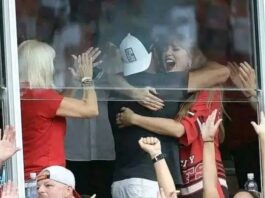 “THIS IS UNBELIEVABLE”: Taylor Swift Arrives Late to Chiefs vs. Colts Game to Tell Her Fiancé, Travis Kelce — and the Entire Stadium — That She Is ONE MONTH PREGNANT. Swift Breaks Down in Tears as Her Parents Watch Proudly…SEE VIDEO & PHOTOS