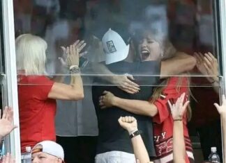 “THIS IS UNBELIEVABLE”: Taylor Swift Arrives Late to Chiefs vs. Colts Game to Tell Her Fiancé, Travis Kelce — and the Entire Stadium — That She Is ONE MONTH PREGNANT. Swift Breaks Down in Tears as Her Parents Watch Proudly…SEE VIDEO & PHOTOS